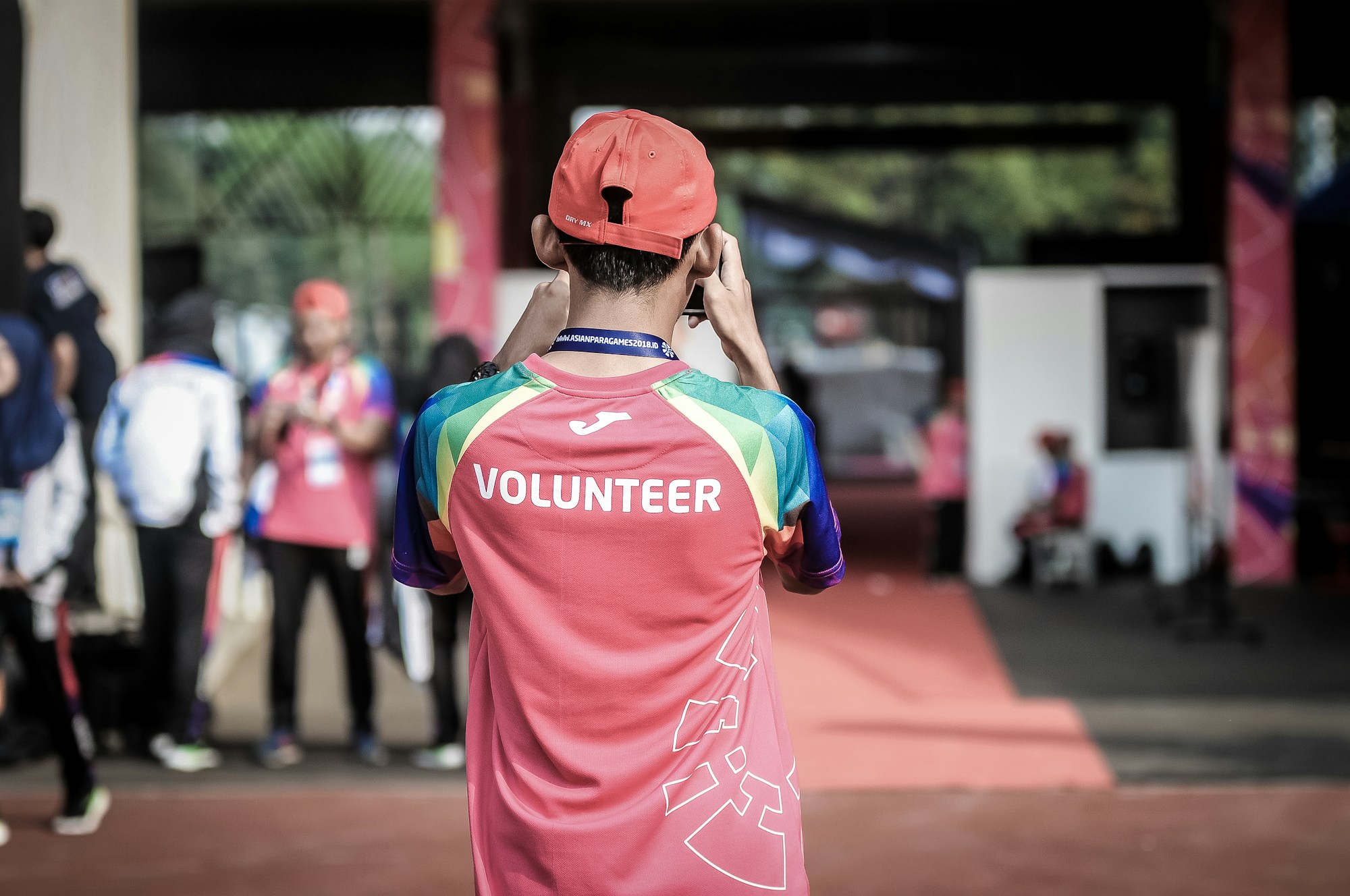 Voluntário num encontro comunitário